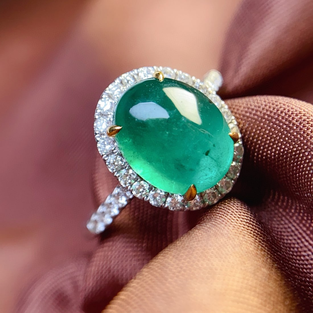 14k Gold 3.8 Ct Natural Emerald & Diamond Ring: Ref:231033089 // gold content:14k gold // ring size:7. 25us // // main gemstone:emerald // shape:oval // carat weight:3. 8ct // color:green // treatment:natural // // adjacent gemstone 2 : diamond //