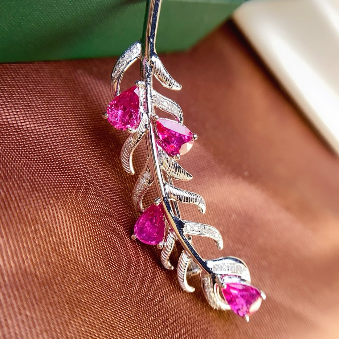 14k Gold 2 Ct Natural Ruby & Diamond Brooch/pendant( Without Chain ): Ref:231033090 // gold content:14k gold // main gemstone:ruby // shape:pear // carat weight:2ct // color:red // treatment:natural // // adjacent gemstone 2 : diamond // number of stones:31 //