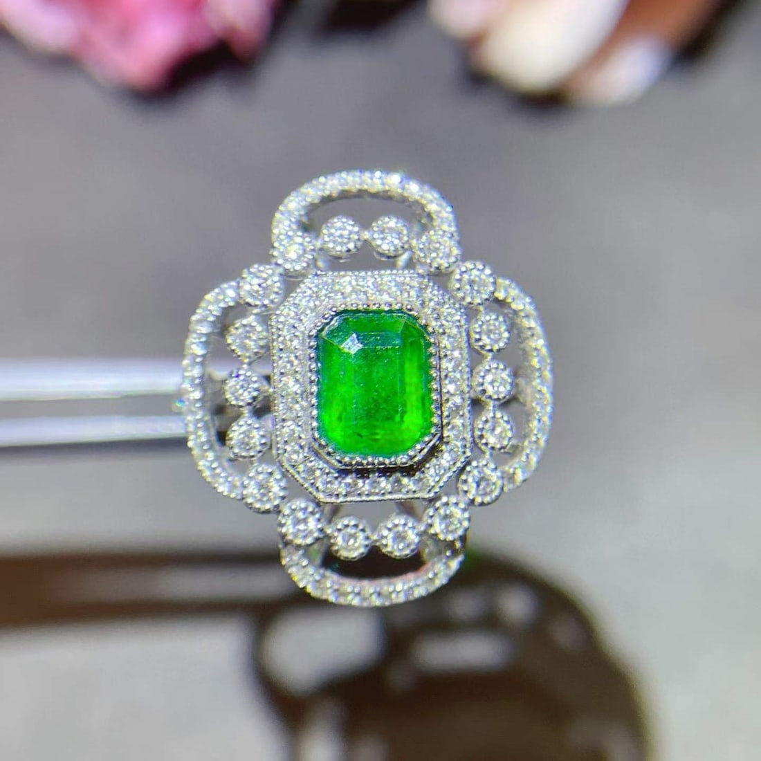 14k Gold 1.31 Ctw Natural Emerald & Diamond Ring: Ref:231033110 // gold content:14k gold // ring size:7. 25us // // main gemstone:emerald // shape:octagonal // carat weight:0. 82ct // color:green // treatment:natural // // adjacent gemstone 2 : diamo