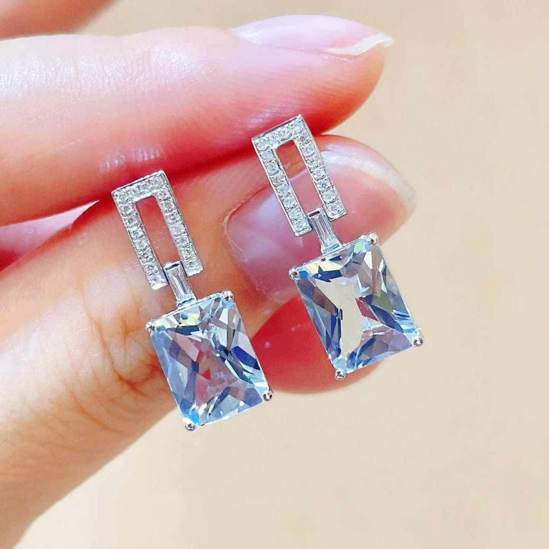 14k Gold 4.15 Ctw Natural Aquamarine & Diamond Earrings: Ref:231033111 // gold content:14k gold // main gemstone:aquamarine // shape:radiant // carat weight:4ct // color:blue // treatment:natural // // adjacent gemstone 2 : diamond // shape:multiply //