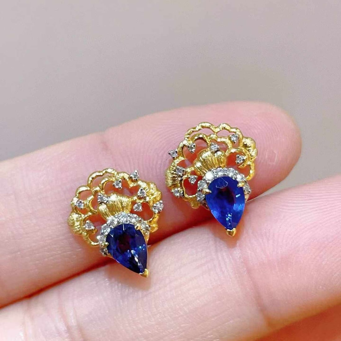 14k Gold 1.25 Ctw Natural Sapphire & Diamond Earrings: Ref:231033115 // gold content:14k gold // main gemstone:sapphire // shape:pear // carat weight:1. 05ct // color:blue // treatment:natural // // adjacent gemstone 2 : diamond // shape:round // carat we