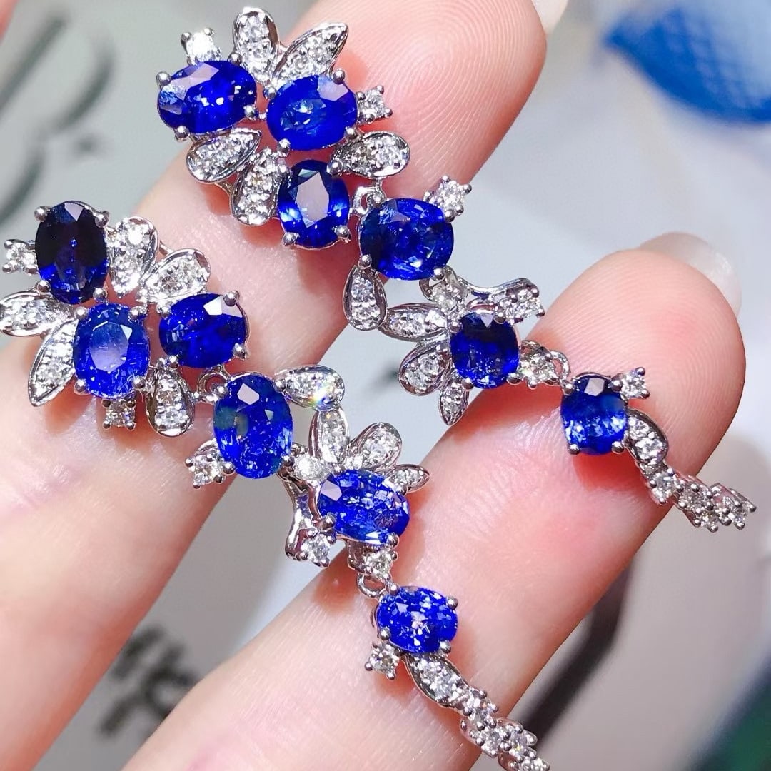 14k Gold 6.52 Ctw Natural Sapphire & Diamond Earrings: Ref:231033118 // gold content:14k gold // main gemstone:sapphire // shape:oval // carat weight:5. 8ct // color:blue // treatment:natural // // adjacent gemstone 2 : diamond // shape:round // carat wei