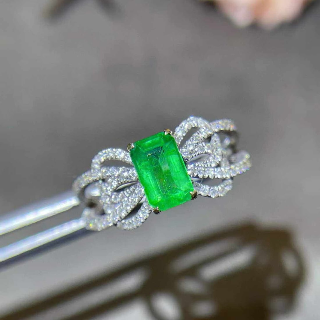 14k Gold 1.05 Ctw Natural Emerald & Diamond Ring: Ref:231033122 // gold content:14k gold // ring size:7. 25us // // main gemstone:emerald // shape:octagonal // carat weight:0. 74ct // color:green // treatment:natural // // adjacent gemstone 2 :