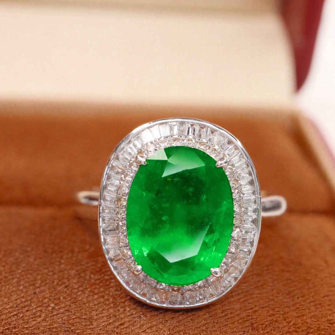 14k Gold 3.1 Ctw Natural Emerald & Diamond Ring: Ref:231033131 // gold content:14k gold // ring size:7. 25us // // main gemstone:emerald // shape:oval // carat weight:2. 7ct // color:green // treatment:natural // // adjacent gemstone 2 : diamond // 