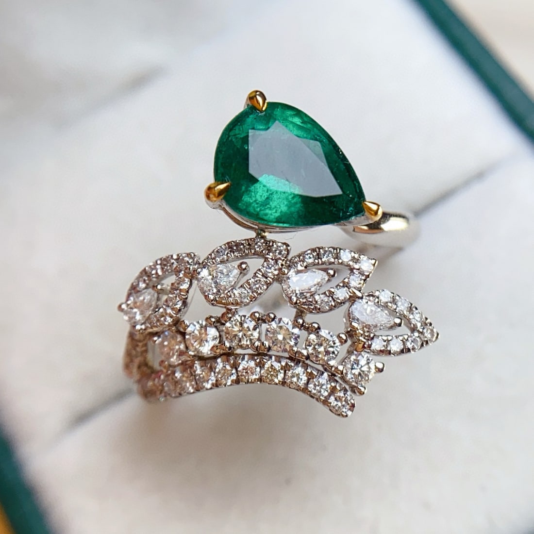 14k Gold 1.35 Ct Natural Emerald & Diamond Ring: Ref:231033144 // gold content:14k gold // ring size:7. 25us // // main gemstone:emerald // shape:pear // carat weight:1. 35ct // color:green // treatment:natural // // adjacent gemstone 2 : diamond //