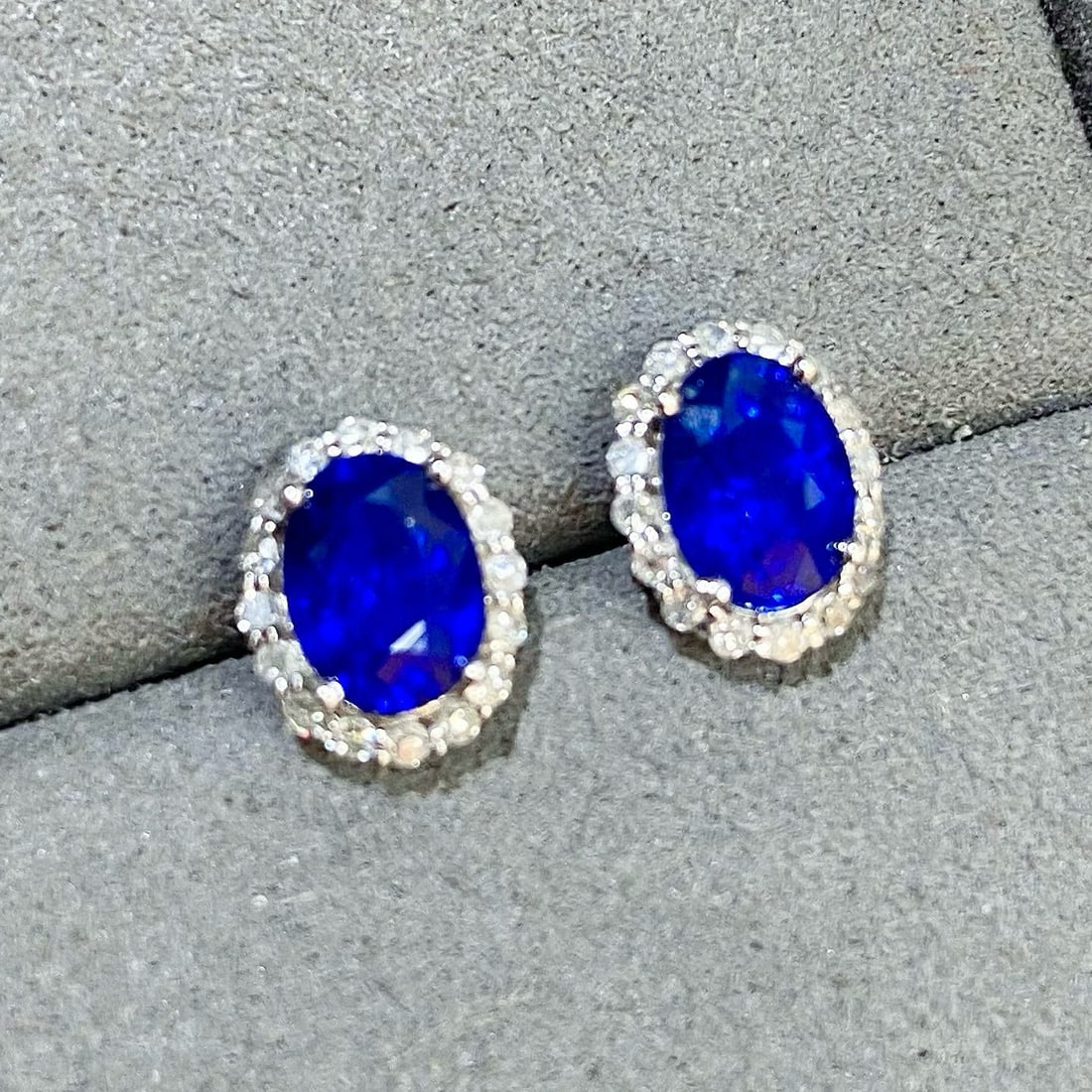 14k Gold 2.53 Ctw Natural Sapphire & Diamond Earrings: Ref:231033150 // gold content:14k gold // main gemstone:sapphire // shape:oval // carat weight:2. 28ct // color:blue // treatment:natural // // adjacent gemstone 2 : diamond // shape:round // carat