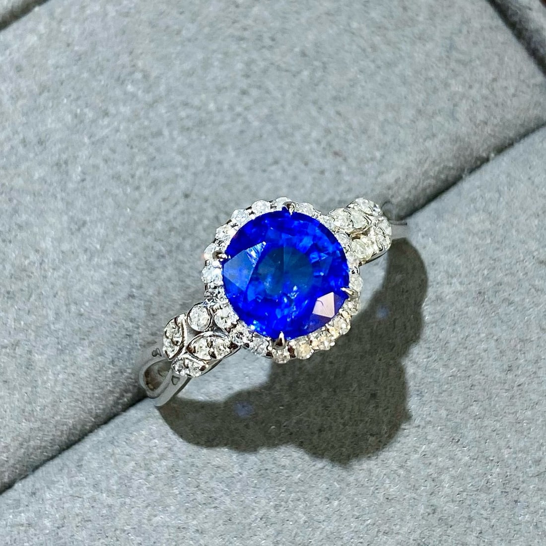 14k Gold 2.14 Ctw Natural Sapphire & Diamond Ring: Ref:231033154 // gold content:14k gold // ring size:7. 25us // // main gemstone:sapphire // shape:round // carat weight:1. 81ct // color:blue // treatment:natural // cut grade:g // // adjacent