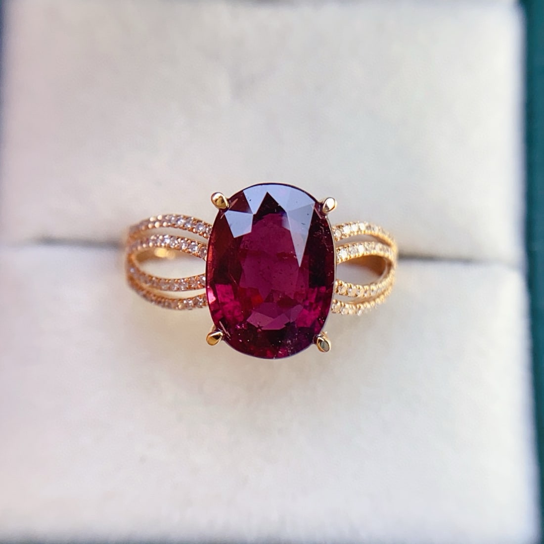 14k Gold 3 Ct Natural Tourmaline & Diamond Ring: Ref:231033161 // gold content:14k gold // ring size:7. 25us // // main gemstone:tourmaline // shape:oval // carat weight:3ct // color:red // treatment:natural // // adjacent gemstone 2 : diamond //
