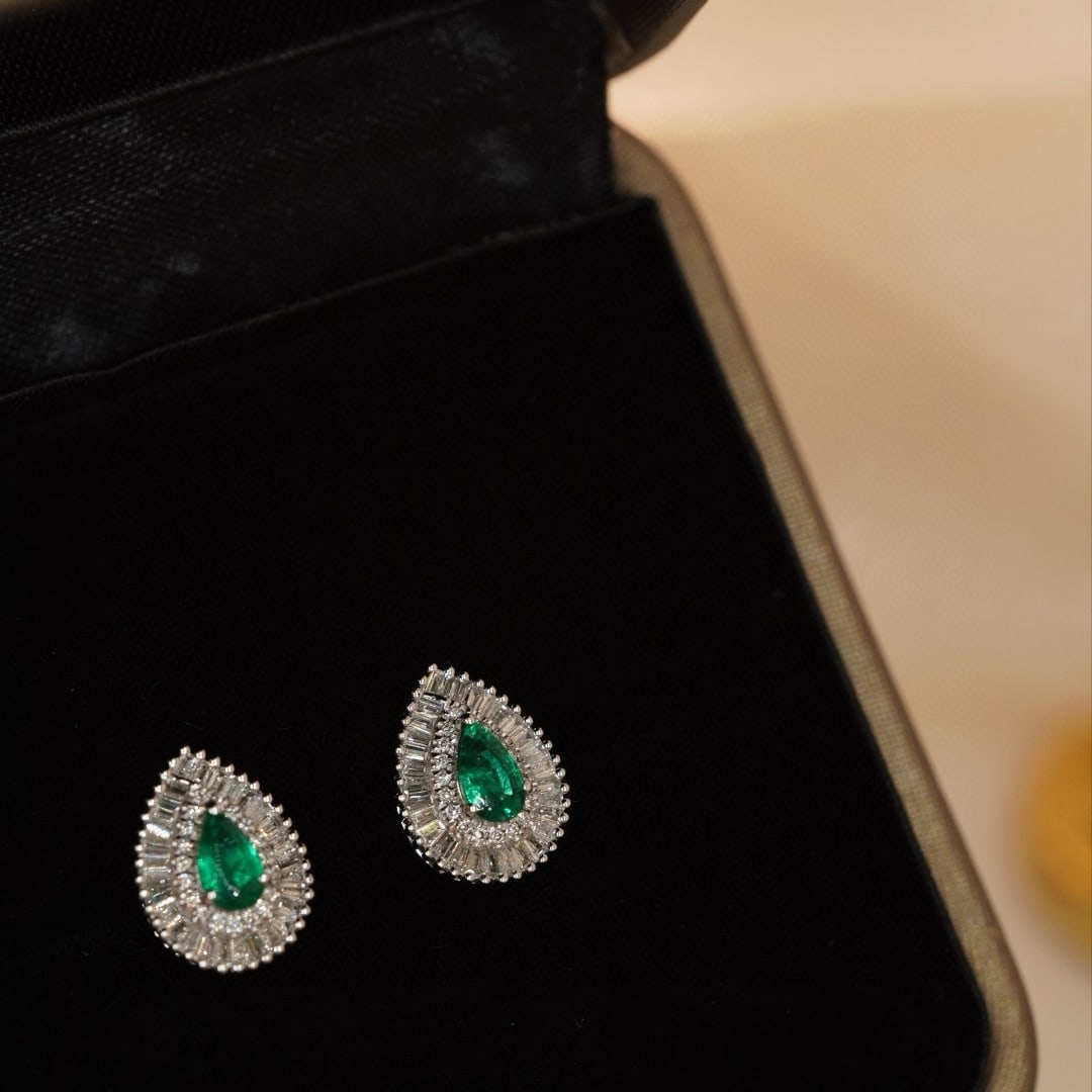 14k Gold 0.82 Ctw Natural Emerald & Diamond Earrings: Ref:231033175 // gold content:14k gold // main gemstone:emerald // shape:pear // carat weight:0. 4ct // color:green // treatment:natural // // adjacent gemstone 2 : diamond // shape:multiply // carat 