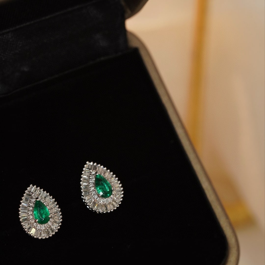 14k Gold 0.82 Ctw Natural Emerald & Diamond Earrings - 2