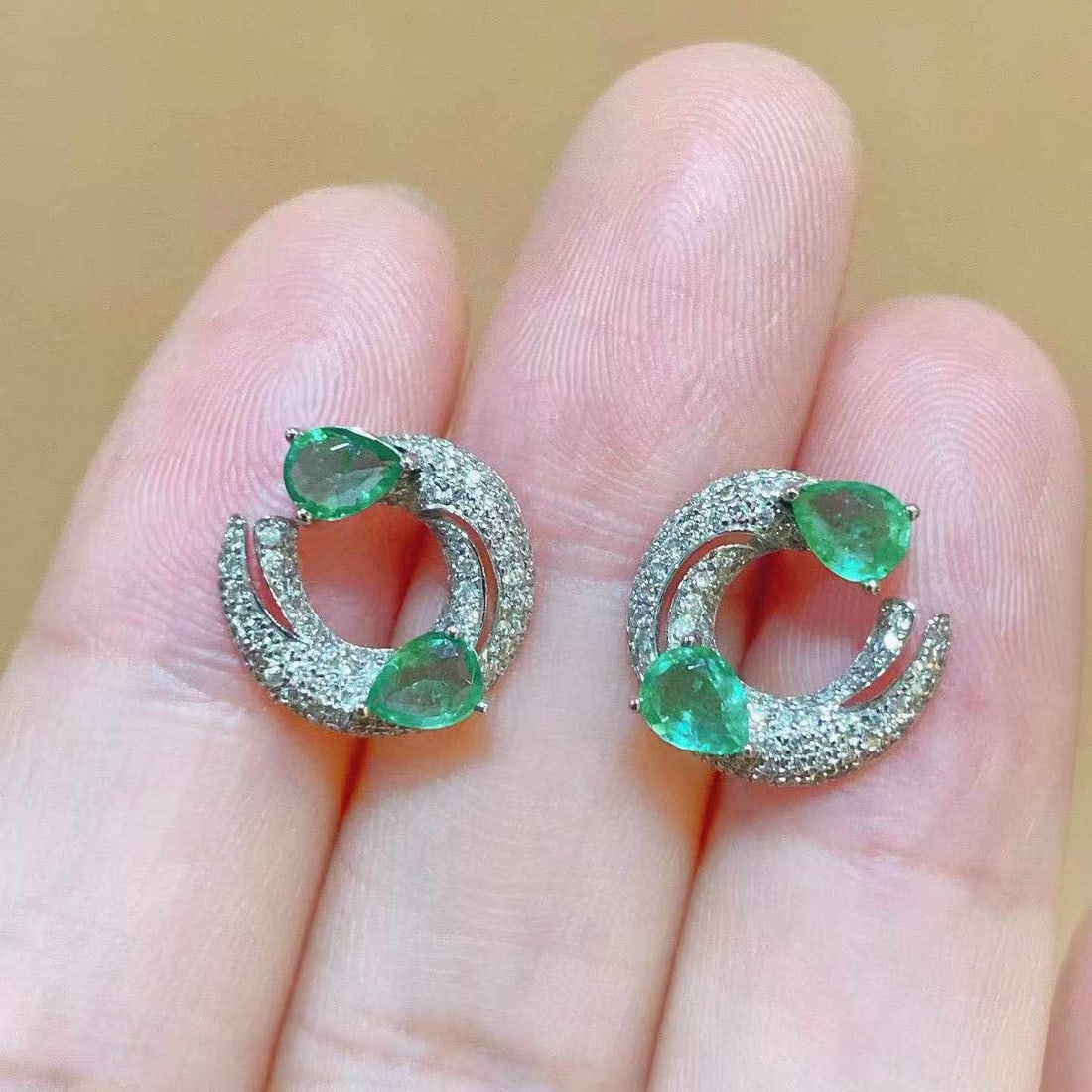 14k Gold 1.17 Ctw Natural Emerald & Diamond Earrings: Ref:231033192 // gold content:14k gold // main gemstone:emerald // shape:pear // carat weight:0. 78ct // color:green // treatment:natural // // adjacent gemstone 2 : diamond // shape:round // carat we