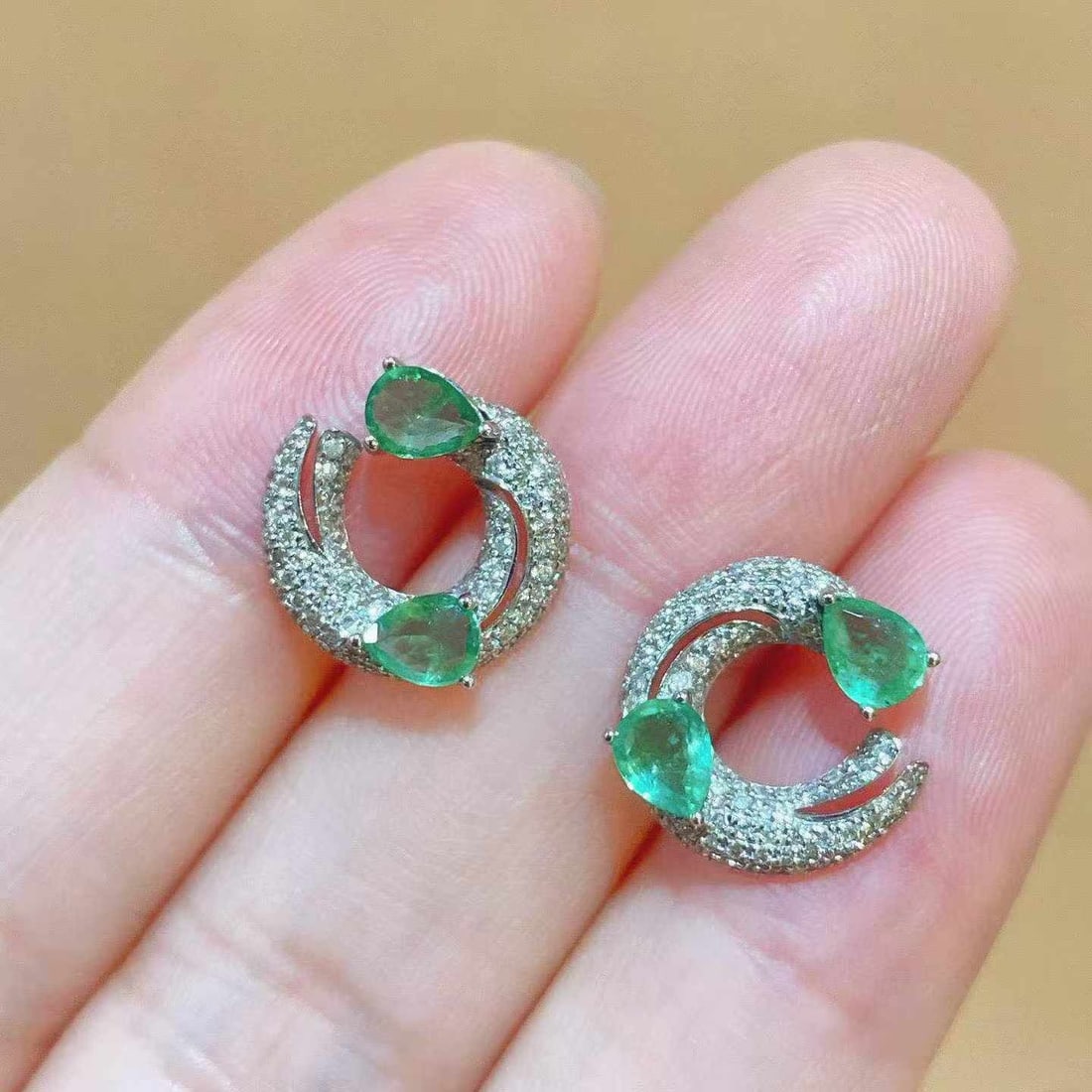 14k Gold 1.17 Ctw Natural Emerald & Diamond Earrings - 5
