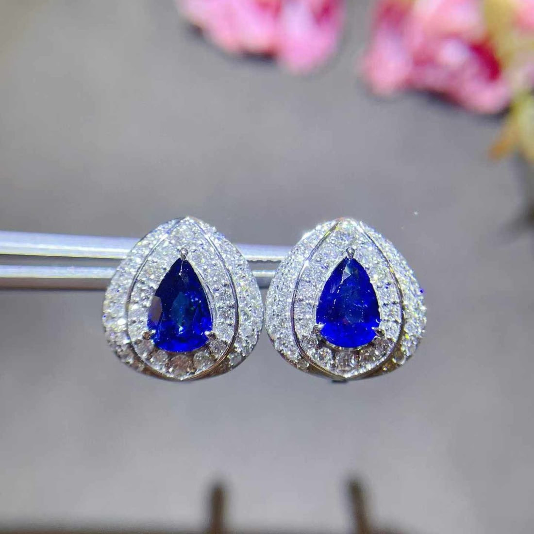 14k Gold 2.74 Ctw Natural Sapphire & Diamond Earrings: Ref:231033194 // gold content:14k gold // main gemstone:sapphire // shape:pear // carat weight:1. 9ct // color:blue // treatment:natural // // adjacent gemstone 2 : diamond // shape:round // carat wei