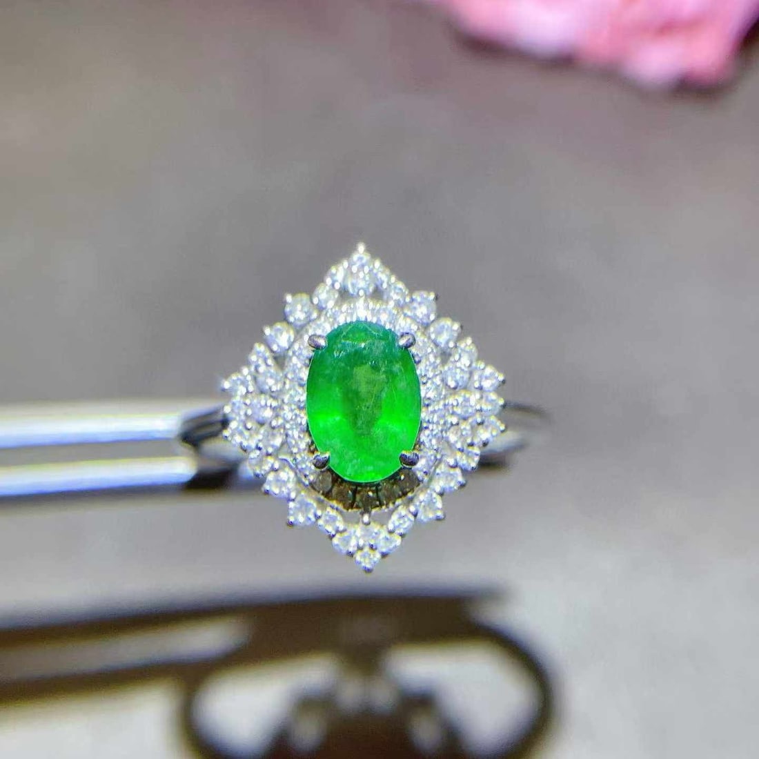 14k Gold 1.12 Ctw Natural Emerald & Diamond Ring: Ref:231033200 // gold content:14k gold // ring size:7. 25us // // main gemstone:emerald // shape:oval // carat weight:0. 84ct // color:green // treatment:natural // // adjacent gemstone 2 : diamond