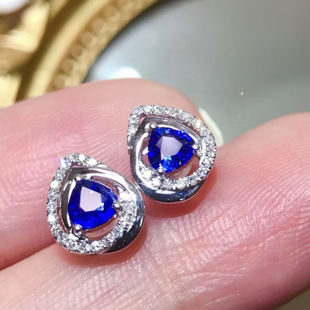 14k Gold 0.6 Ct Natural Sapphire & Diamond Earrings: Ref:231033208 // gold content:14k gold // main gemstone:sapphire // shape:pear // carat weight:0. 6ct // color:blue // treatment:natural // // adjacent gemstone 2 : diamond // number of stones:38 //