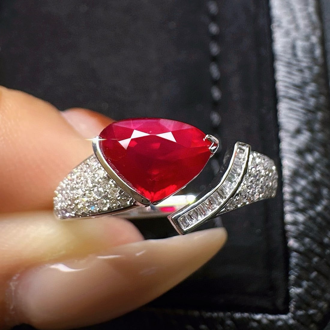 14k Gold 1.29 Ct Natural Ruby & Diamond Ring: Ref:231033209 // gold content:14k gold // ring size:7. 25us // // main gemstone:ruby // shape:pear // carat weight:1. 29ct // color:red // treatment:natural // // adjacent gemstone 2 : diamond //