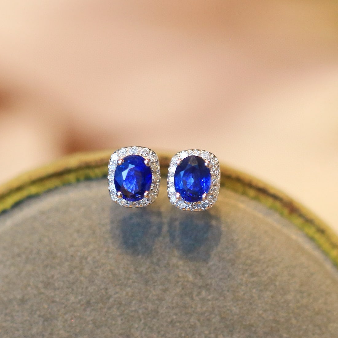 14k Gold 0.75 Ctw Natural Sapphire & Diamond Earrings: Ref:231033216 // gold content:14k gold // main gemstone:sapphire // shape:oval // carat weight:0. 65ct // color:blue // treatment:natural // // adjacent gemstone 2 : diamond // shape:round // carat