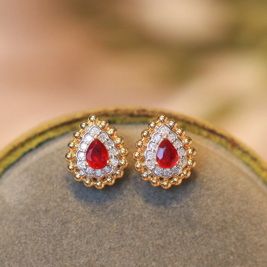14k Gold 0.62 Ctw Natural Ruby & Diamond Earrings: Ref:231033217 // gold content:14k gold // main gemstone:ruby // shape:pear // carat weight:0. 5ct // color:red // treatment:natural // // adjacent gemstone 2 : diamond // shape:round // carat