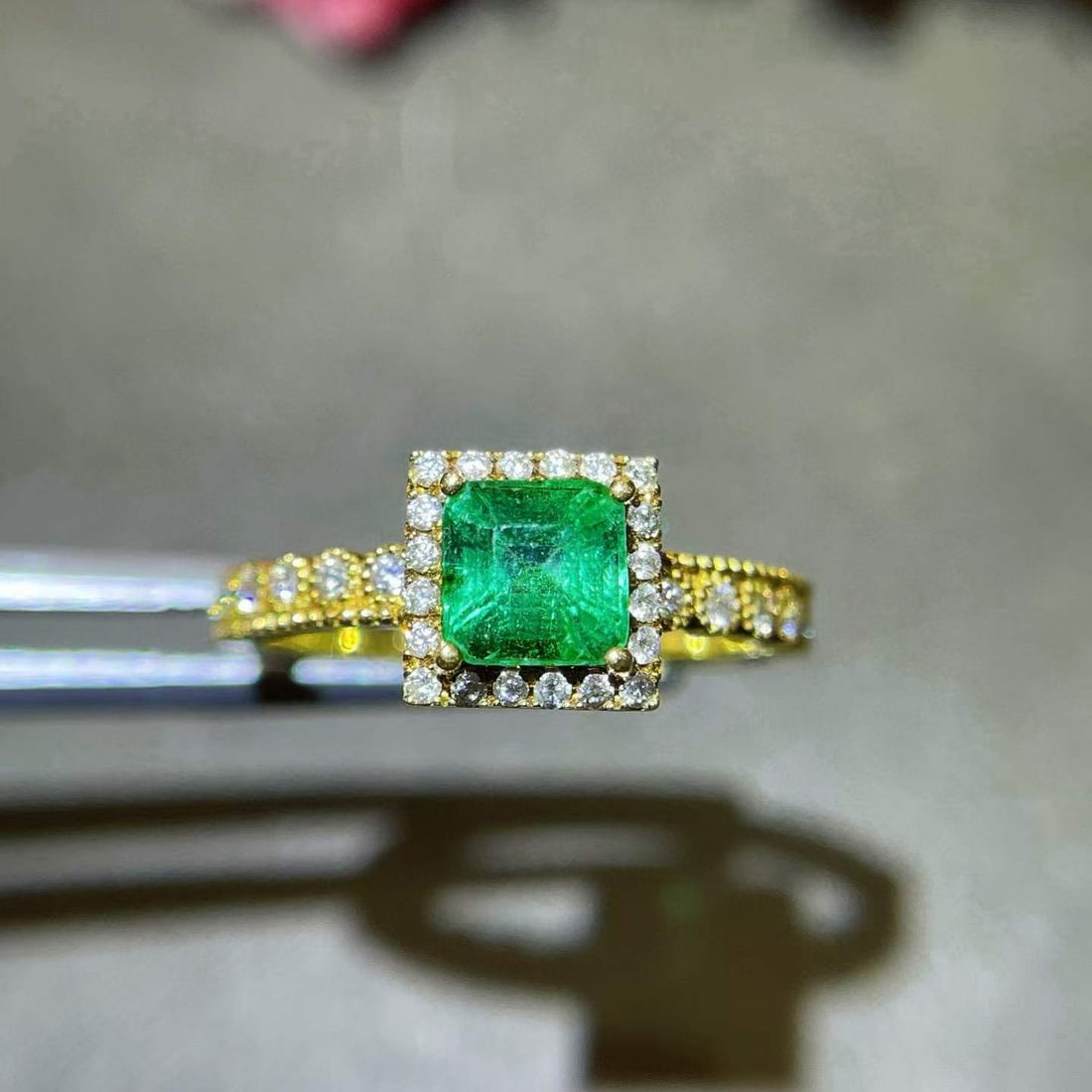 14k Gold 0.83 Ctw Natural Emerald & Diamond Ring: Ref:231033219 // gold content:14k gold // ring size:7. 25us // // main gemstone:emerald // shape:octagonal // carat weight:0. 64ct // color:green // treatment:natural // // adjacent gemstone 2 :