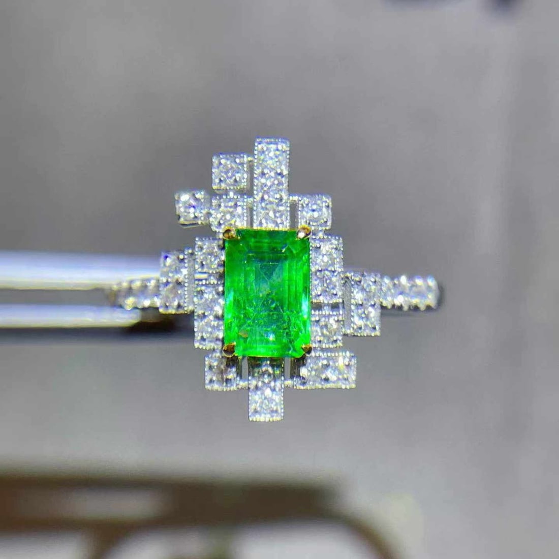 14k Gold 0.99 Ctw Natural Emerald & Diamond Ring: Ref:231033225 // gold content:14k gold // ring size:7. 25us // // main gemstone:emerald // shape:emerald // carat weight:0. 67ct // color:green // treatment:natural // // adjacent gemstone 2 :