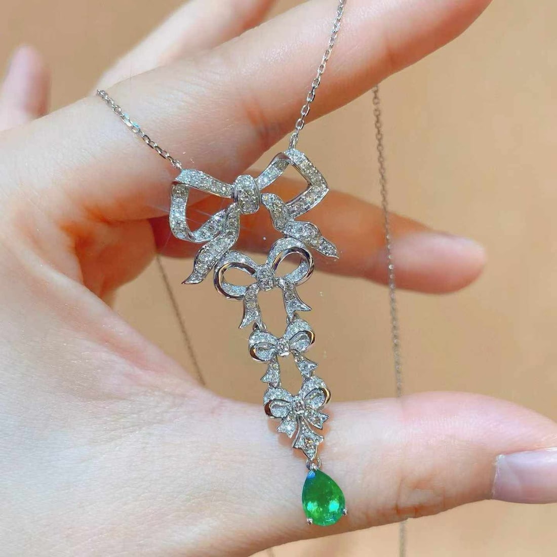 14k Gold 1.67 Ctw Natural Emerald & Diamond Necklace: Ref:231033227 // gold content:14k gold // main gemstone:emerald // shape:pear // carat weight:0. 67ct // color:green // treatment:natural // // adjacent gemstone 2 : diamond // shape:round // carat we
