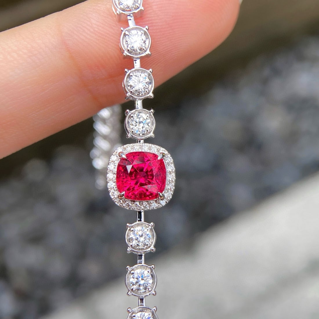 14k Gold 4.23 Ctw Natural Spinel & Diamond Bracelet: Ref:231033231 // gold content:14k gold // main gemstone:spinel // shape:cushion // carat weight:1. 74ct // color:pink // treatment:natural // // adjacent gemstone 2 : diamond // shape:round // carat