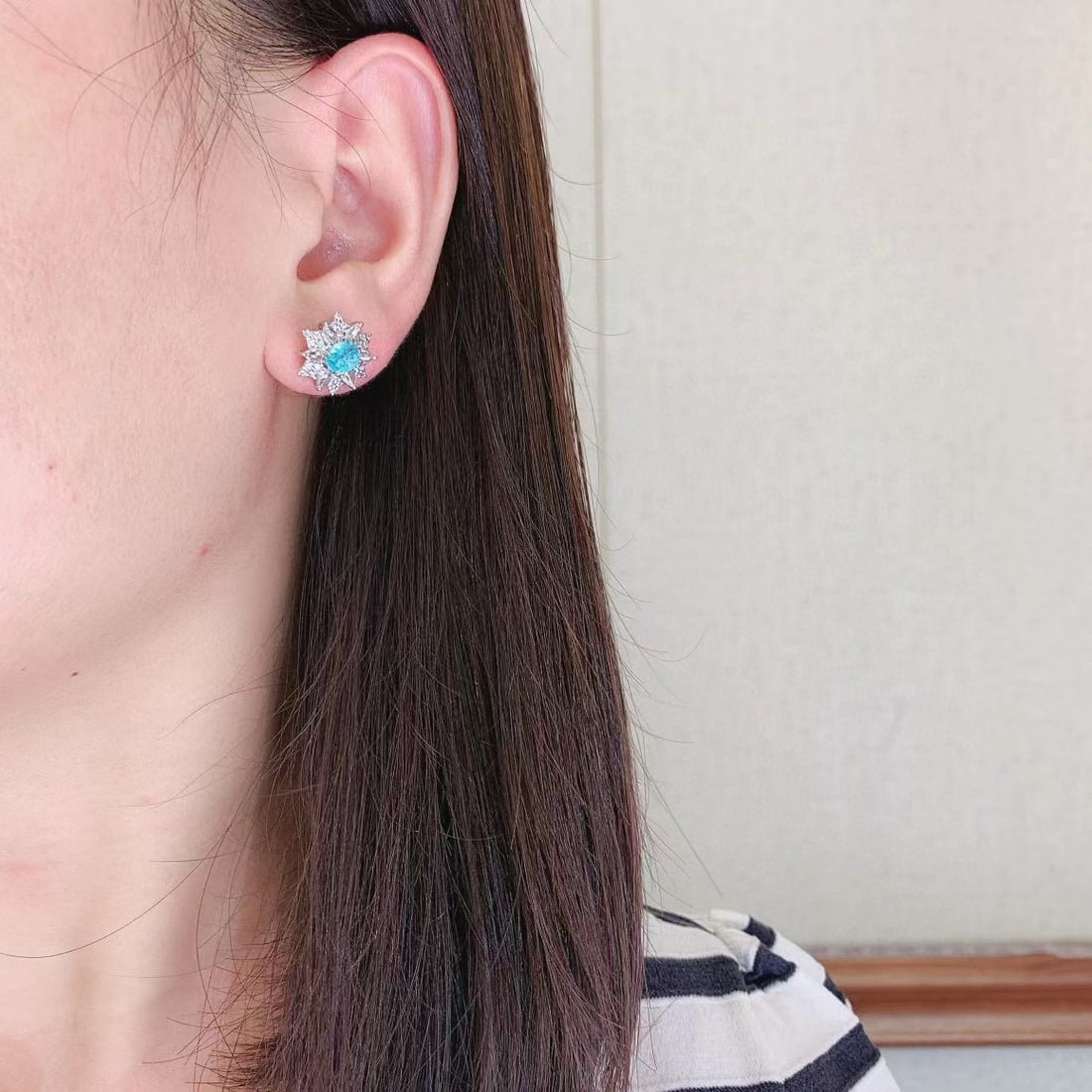 14k Gold 2.0 Ctw Natural Paraiba Tourmaline & Diamond Earrings: Ref:231033235 // gold content:14k gold // main gemstone:paraiba tourmaline // shape:oval // carat weight:1. 2ct // color:neon blue // treatment:natural // // adjacent gemstone 2 : diamond // shape:mul