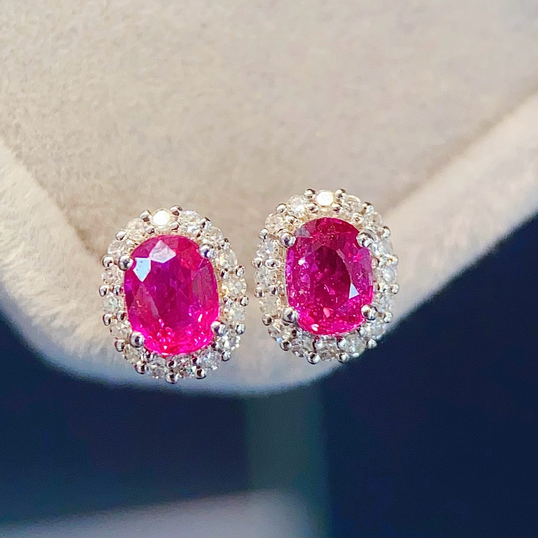 14k Gold 0.9 Ct Natural Ruby & Diamond Earrings: Ref:231033246 // gold content:14k gold // main gemstone:ruby // shape:oval // carat weight:0. 9ct // color:red // treatment:natural // // adjacent gemstone 2 : diamond // number of stones:32 //
