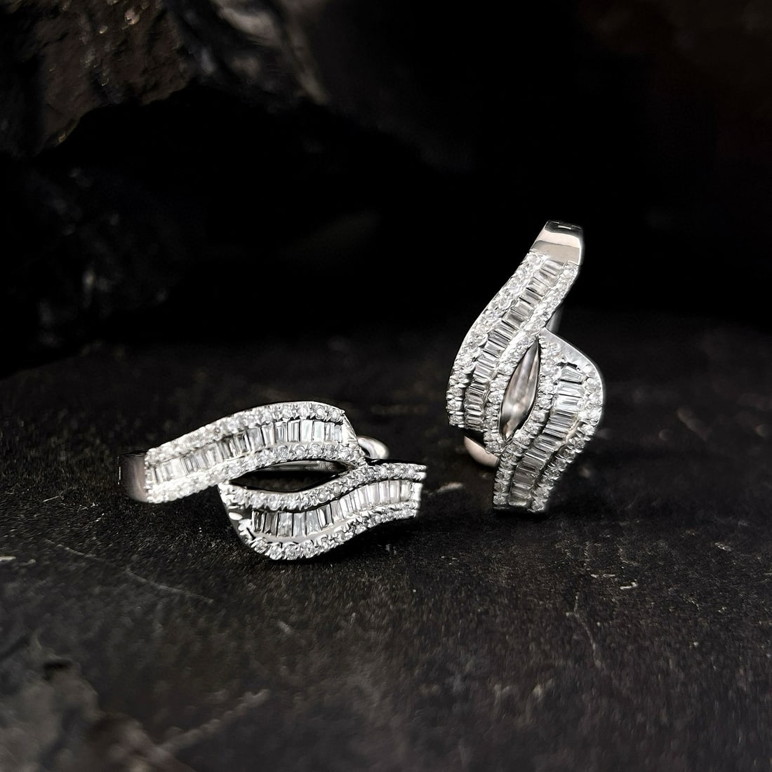 14k Gold 0.7 Ct Natural H Diamond Earrings: Ref:231033250 // gold content:14k gold // main gemstone:diamond // shape:multiply // carat weight:0. 7ct // clarity grade:vs-si // color:h // treatment:natural // Condition: New Low Estimate: 3300.00 