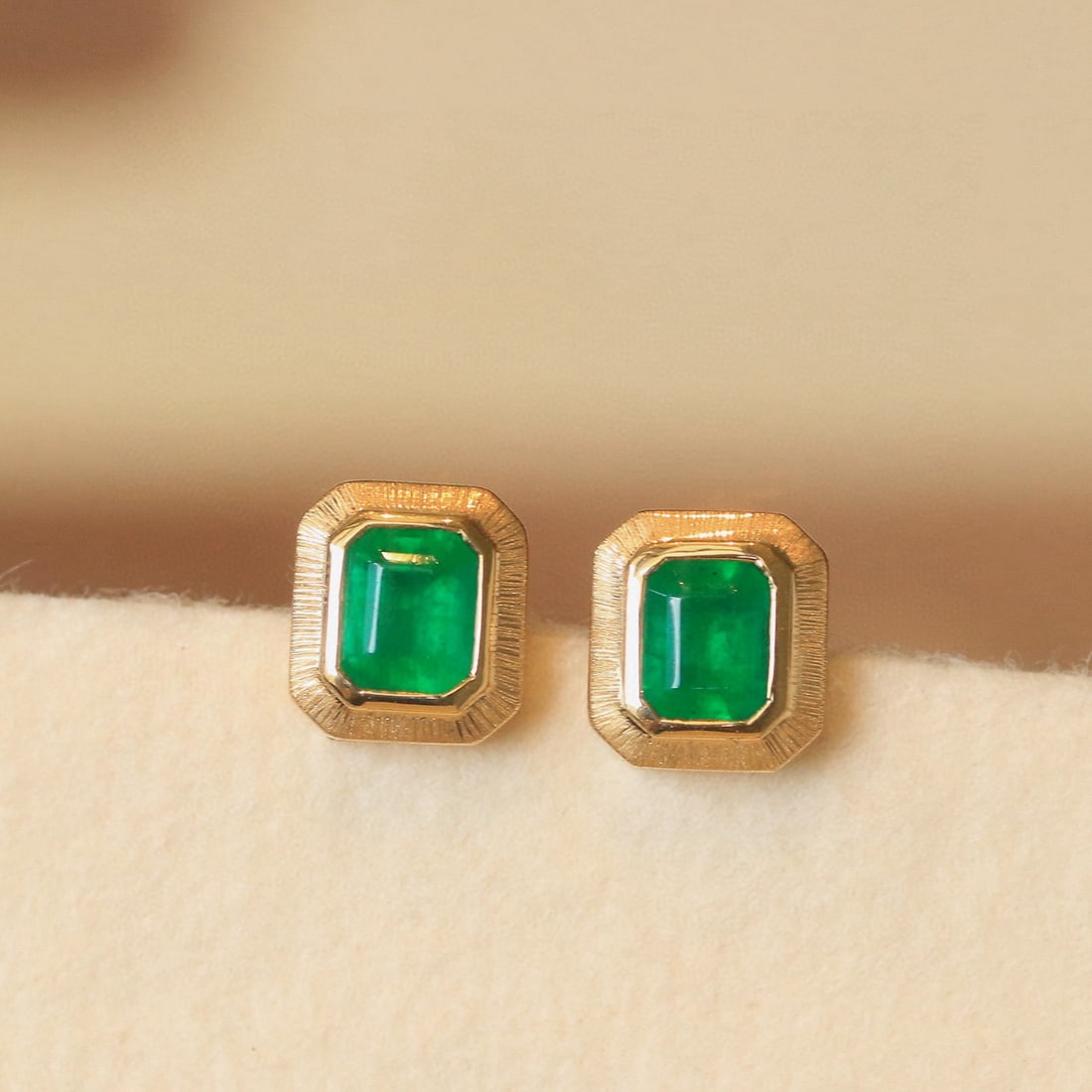 14k Gold 0.87 Ct Natural Emerald Earrings - 2