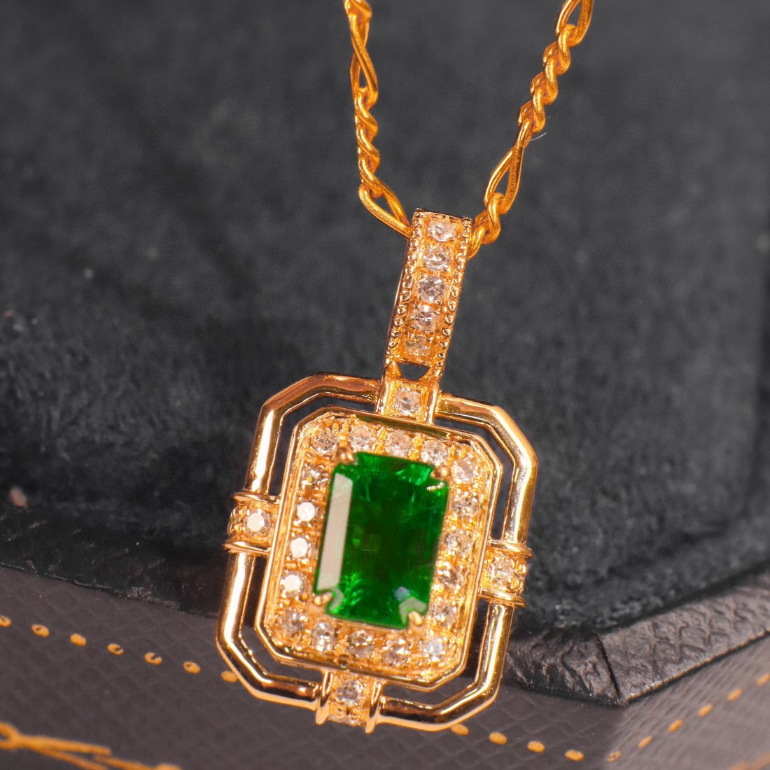 14k Gold 1.05 Ctw Natural Emerald & Diamond Pendant( Without Chain ): Ref:231033258 // gold content:14k gold // main gemstone:emerald // shape:octagonal // carat weight:0. 9ct // color:green // treatment:natural // // adjacent gemstone 2 : diamond // shape:round //