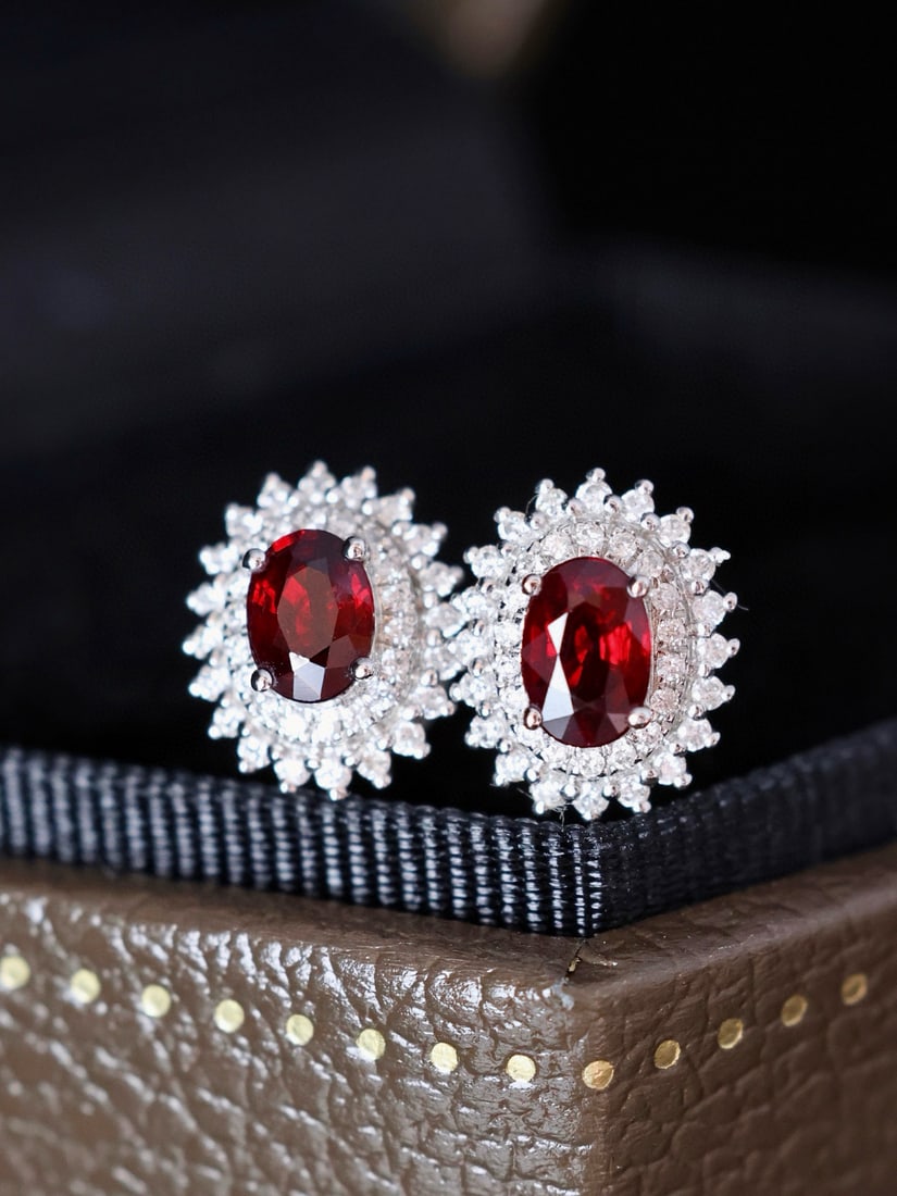 14k Gold 1.03 Ctw Natural Ruby & Diamond Earrings: Ref:231034077 // gold content:14k gold // main gemstone:ruby // shape:oval // carat weight:0. 72ct // color:pigeonblood red // treatment:natural // // adjacent gemstone 2 : diamond // shape:round //