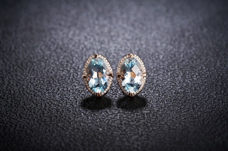 14k Gold 3.66 Ct Natural Aquamarine & Diamond Earrings: Ref:231034102 // gold content:14k gold // main gemstone:aquamarine // shape:oval // carat weight:3. 66ct // color:blue // treatment:natural // // adjacent gemstone 2 : diamond // shape:round //