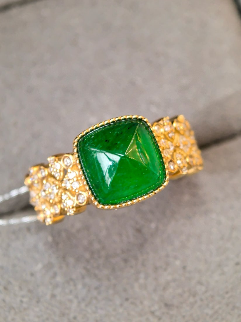 14k Gold 2.63 Ctw Vivid Green Natural Emerald & Diamond Ring: Ref:231034128 // gold content:14k gold // ring size:7. 25us // // main gemstone:emerald // shape:suger-loaf // carat weight:2. 35ct // color:vivid green // treatment:natural // // adjacent gemstone 2 