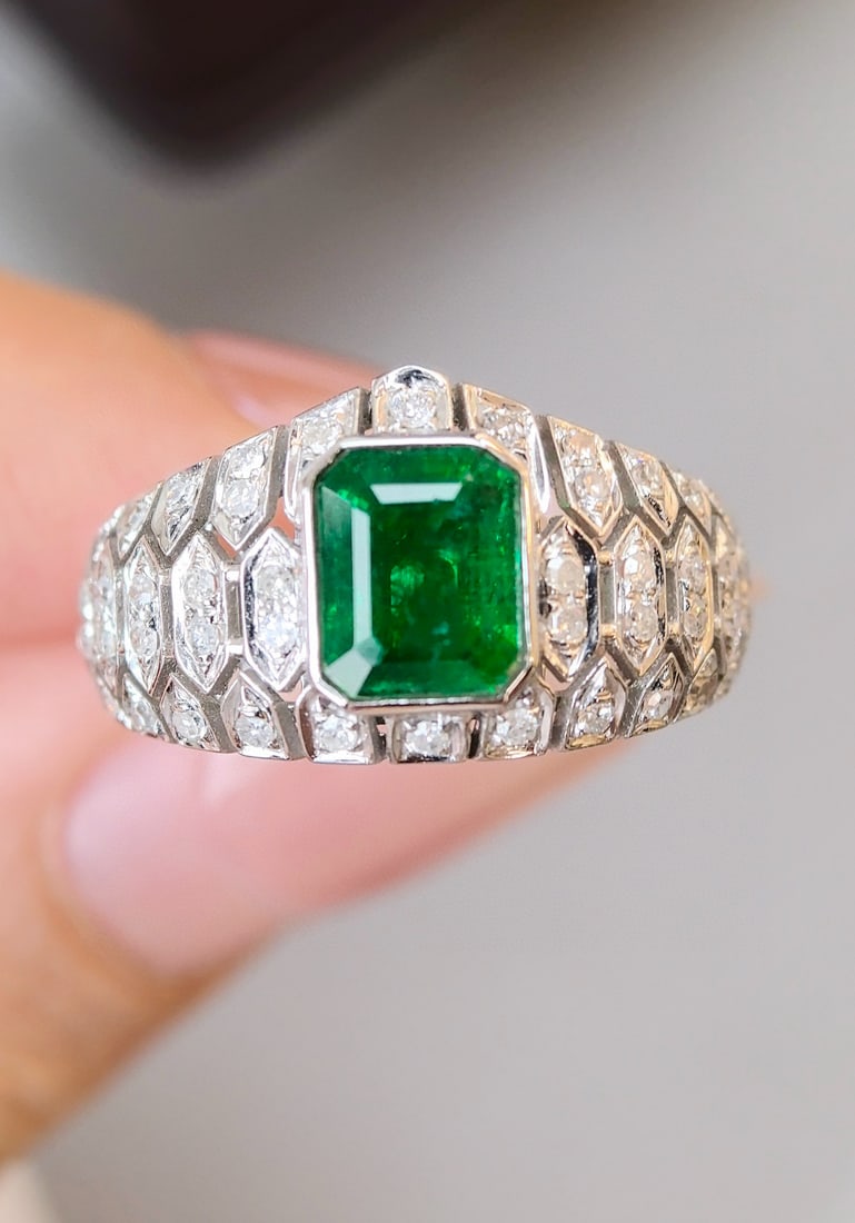 14k Gold 1.50 Ctw Vivid Green Natural Emerald & Diamond Ring: Ref:231034129 // gold content:14k gold // ring size:7. 25us // // main gemstone:emerald // shape:octagonal // carat weight:1. 15ct // color:vivid green // treatment:natural // // adjacent gemstone 2 :