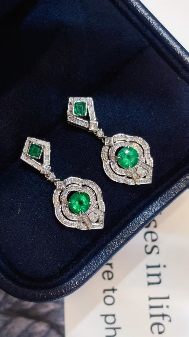 14k Gold 1 Ct Vivid Green Natural Emerald & Diamond Earrings: Ref:231034161 // gold content:14k gold // main gemstone:emerald // shape:multiply // carat weight:1ct // color:vivid green // treatment:natural // // adjacent gemstone 2 : diamond // shape:multiply