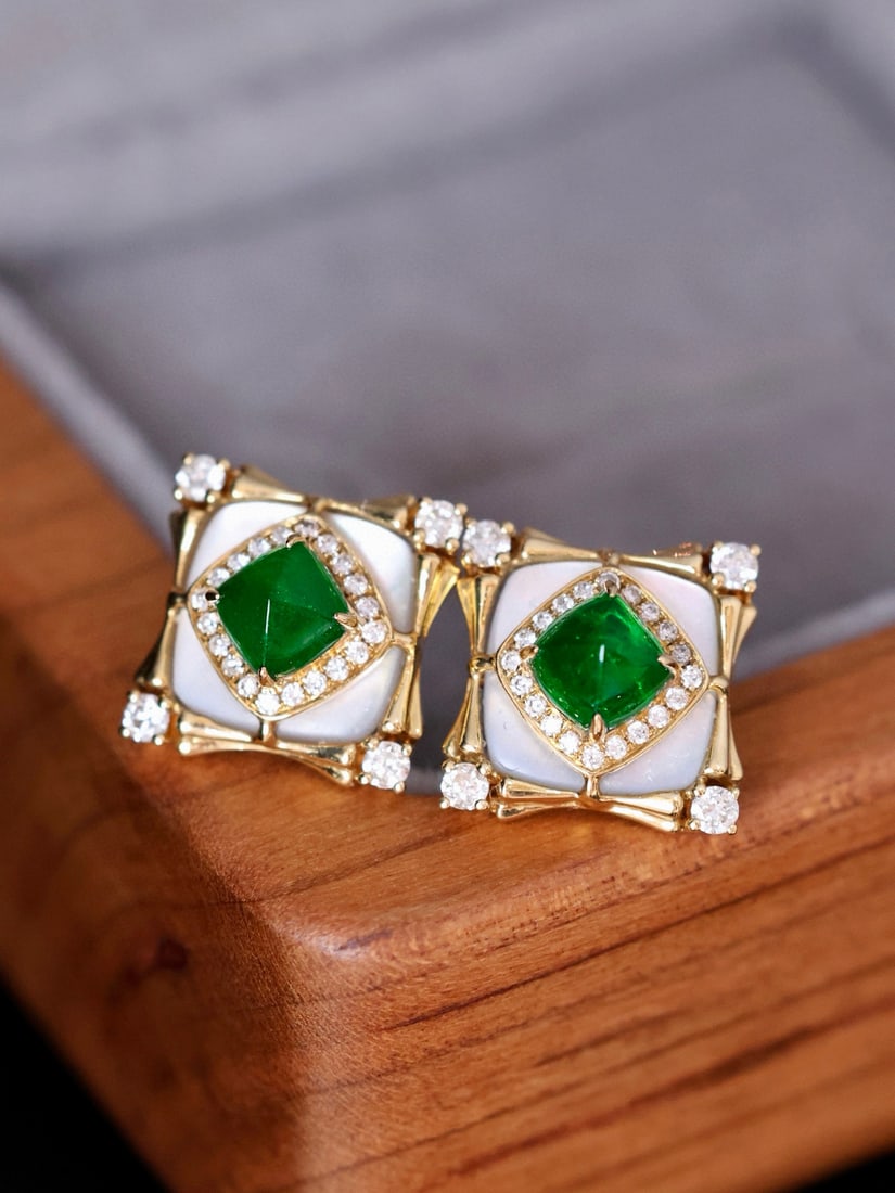 14k Gold 1.27 Ctw Vivid Green Natural Emerald & Diamond Earrings: Ref:231034197 // gold content:14k gold // main gemstone:emerald // shape:suger-loaf // carat weight:1. 0ct // color:vivid green // treatment:natural // // adjacent gemstone 2 : diamond // shape:round 
