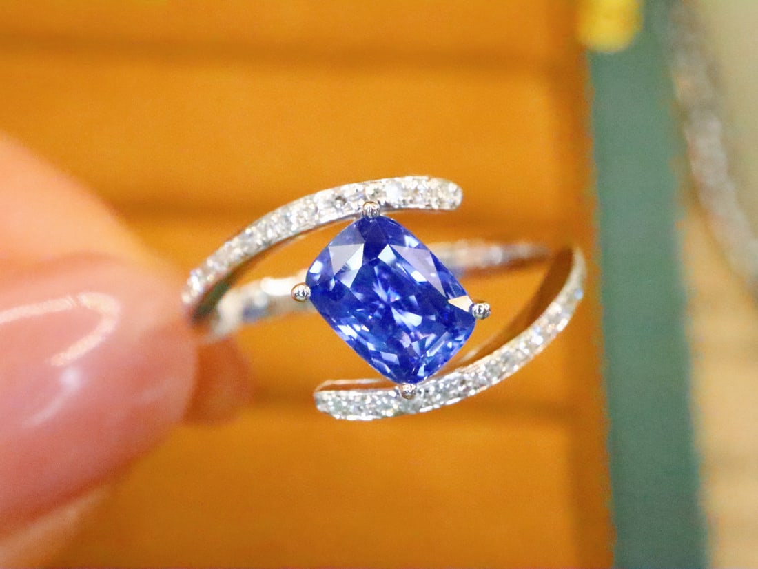 14k Gold 1.19 Ctw Natural Sapphire & Diamond Ring: Ref:231034198 // gold content:14k gold // ring size:7. 25us // // main gemstone:sapphire // shape:cushion // carat weight:1. 05ct // color:cornflower blue // treatment:natural // // adjacent gemstone