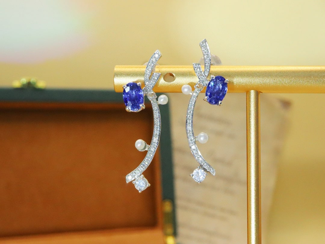 14k Gold 1.55 Ctw Natural Sapphire & Diamond Earrings: Ref:231034199 // gold content:14k gold // main gemstone:sapphire // shape:oval // carat weight:1. 32ct // color:blue // treatment:natural // // adjacent gemstone 2 : diamond // number of stones:66 //