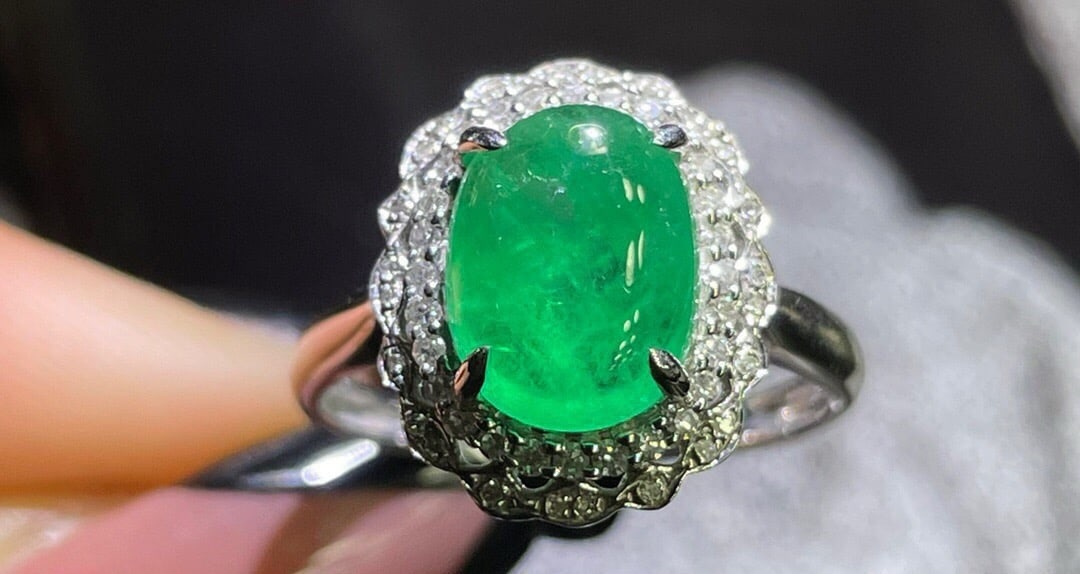 14k Gold 4.2 Ct Natural Emerald & Diamond Ring: Ref:231034203 // gold content:14k gold // ring size:7. 25us // // main gemstone:emerald // shape:oval // carat weight:4. 2ct // color:green // treatment:natural // // adjacent gemstone 2 : diamond //