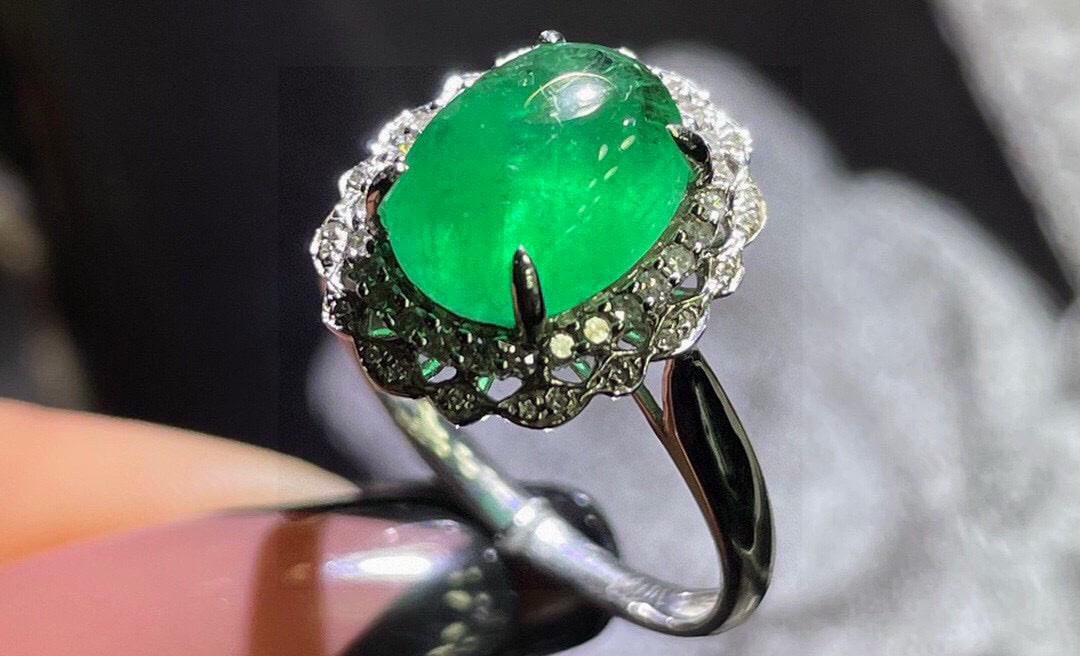 14k Gold 4.2 Ct Natural Emerald & Diamond Ring - 3