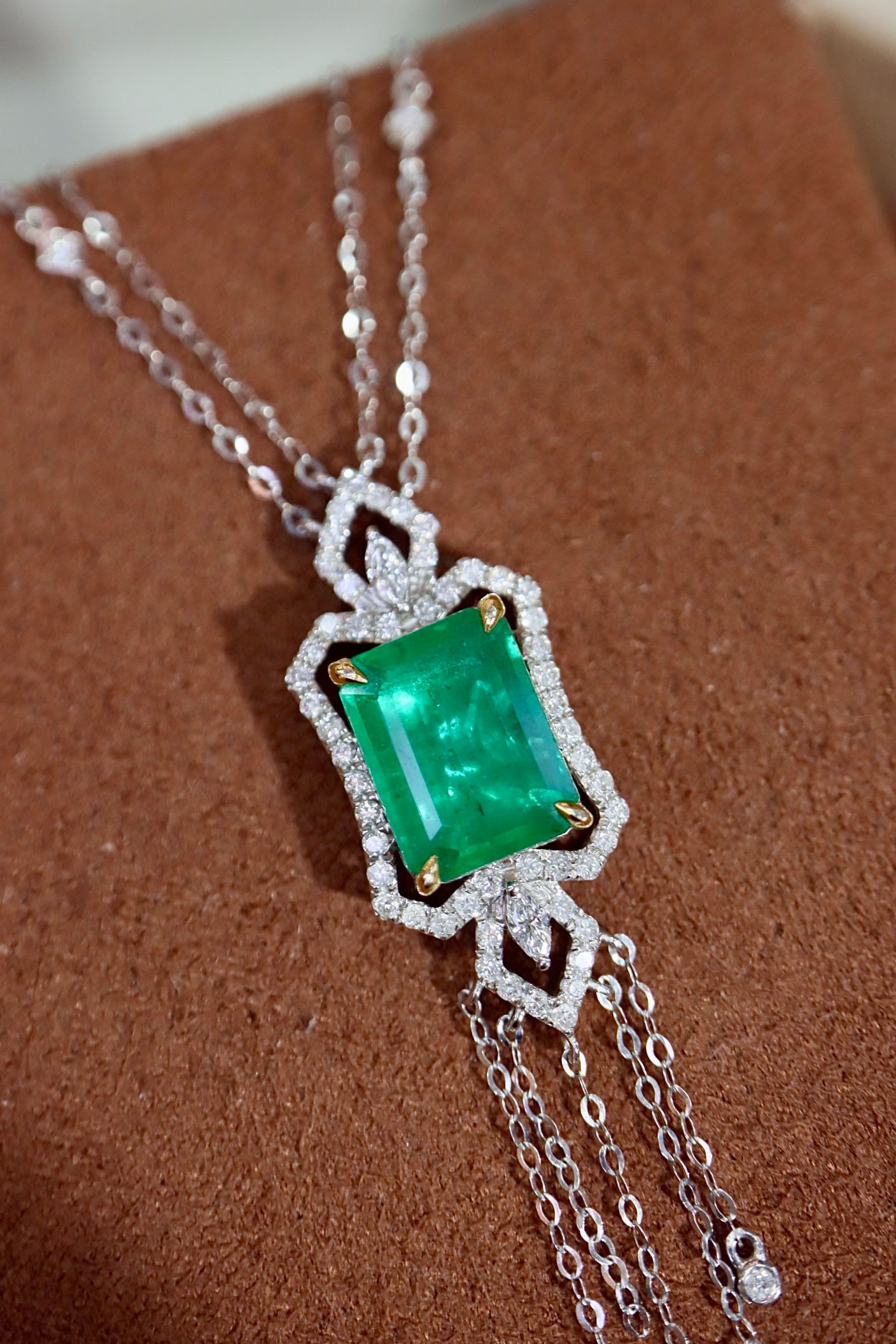 14k Gold 2.82 Ctw Vivid Green Natural Emerald & Diamond Necklace: Ref:231034208 // gold content:14k gold // main gemstone:emerald // shape:octagonal // carat weight:2. 40ct // color:vivid green // treatment:natural // // adjacent gemstone 2 : diamond // shape:multip