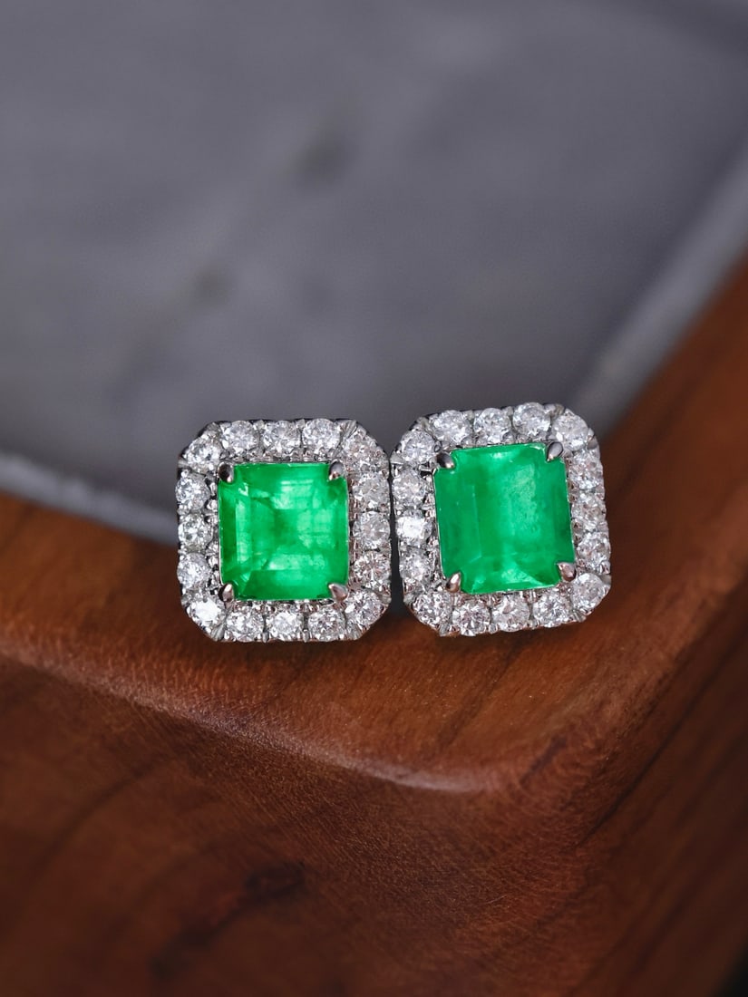 14k Gold 1.16 Ctw Vivid Green Natural Emerald & Diamond Earrings: Ref:231034210 // gold content:14k gold // main gemstone:emerald // shape:octagonal // carat weight:0. 9ct // color:vivid green // treatment:natural // // adjacent gemstone 2 : diamond // shape:round