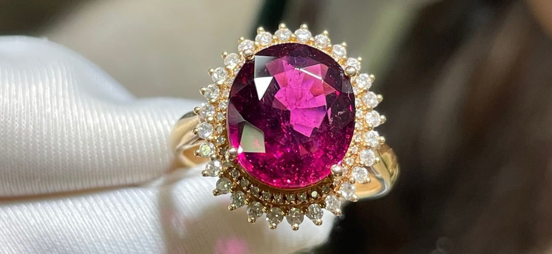 14k Gold 6.45 Ct Natural Tourmaline & Diamond Ring: Ref:231034222 // gold content:14k gold // ring size:7. 25us // // main gemstone:tourmaline // shape:oval // carat weight:6. 45ct // color:red // treatment:natural // // adjacent gemstone 2 : diamond