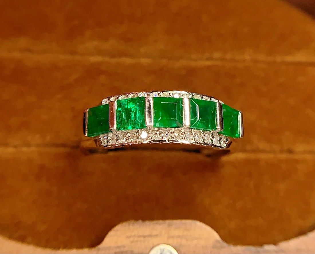 14k Gold 1.58 Ct Vivid Green Natural Emerald & Diamond Ring: Ref:231034233 // gold content:14k gold // ring size:7. 25us // // main gemstone:emerald // shape:square // carat weight:1. 58ct // color:vivid green // treatment:natural // // adjacent gemstone 2 :