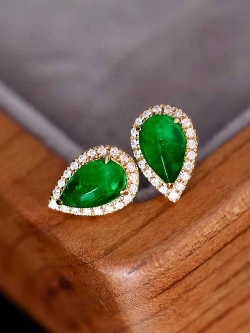 14k Gold 0.90 Ctw Vivid Green Natural Emerald & Diamond Earrings: Ref:231034234 // gold content:14k gold // main gemstone:emerald // shape:pear // carat weight:0. 8ct // color:vivid green // treatment:natural // // adjacent gemstone 2 : diamond // shape:round // car