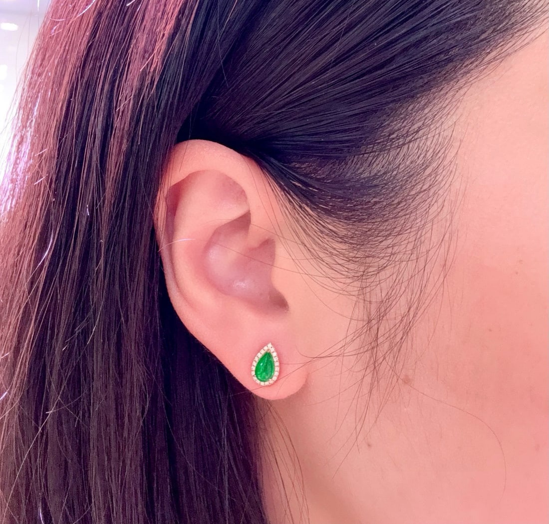 14k Gold 0.90 Ctw Vivid Green Natural Emerald & Diamond Earrings - 5