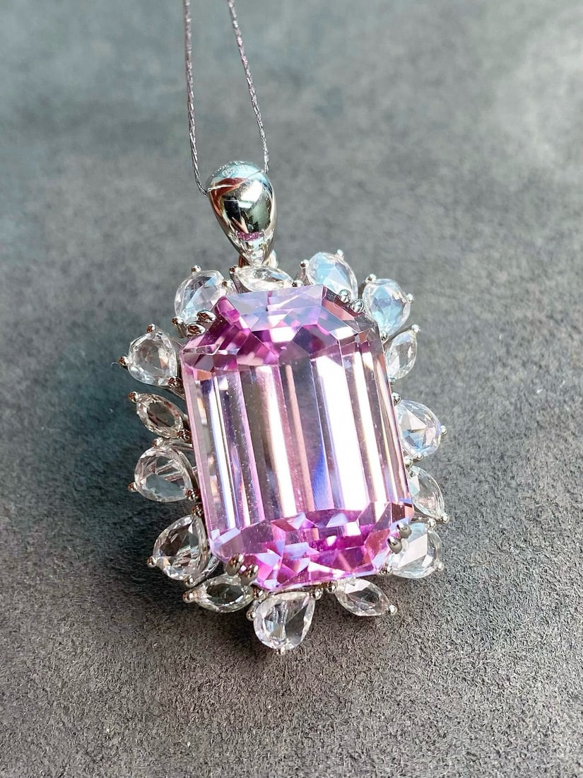 14k Gold 38.56 Ctw Natural Kunzite & Sapphire Pendant( Without Chain ): Ref:231034274 // gold content:14k gold // main gemstone:kunzite // shape:octagonal // carat weight:35ct // color:purple // treatment:natural // // adjacent gemstone 2 : sapphire // shape:multiply //