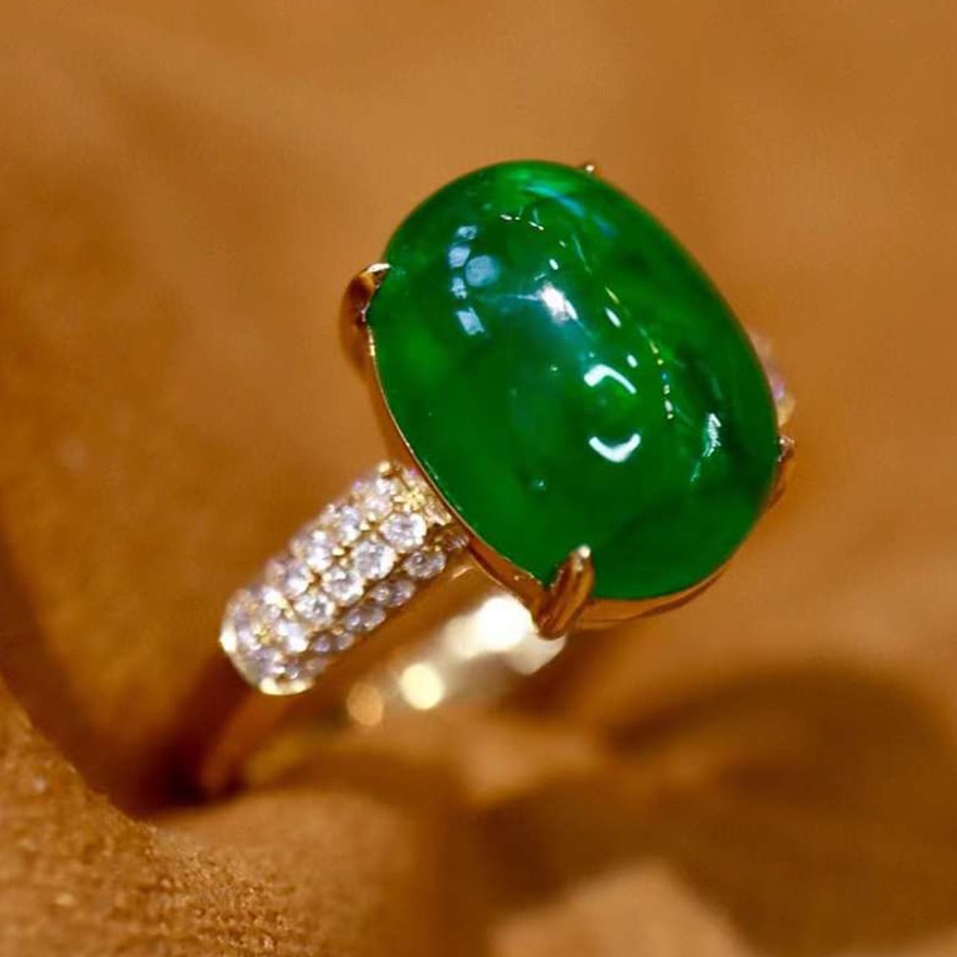14k Gold 4.75 Ctw Vivid Green Natural Emerald & Diamond Ring: Ref:231034277 // gold content:14k gold // ring size:7. 25us // // main gemstone:emerald // shape:oval // carat weight:4. 56ct // color:vivid green // treatment:natural // // adjacent gemstone 2 :