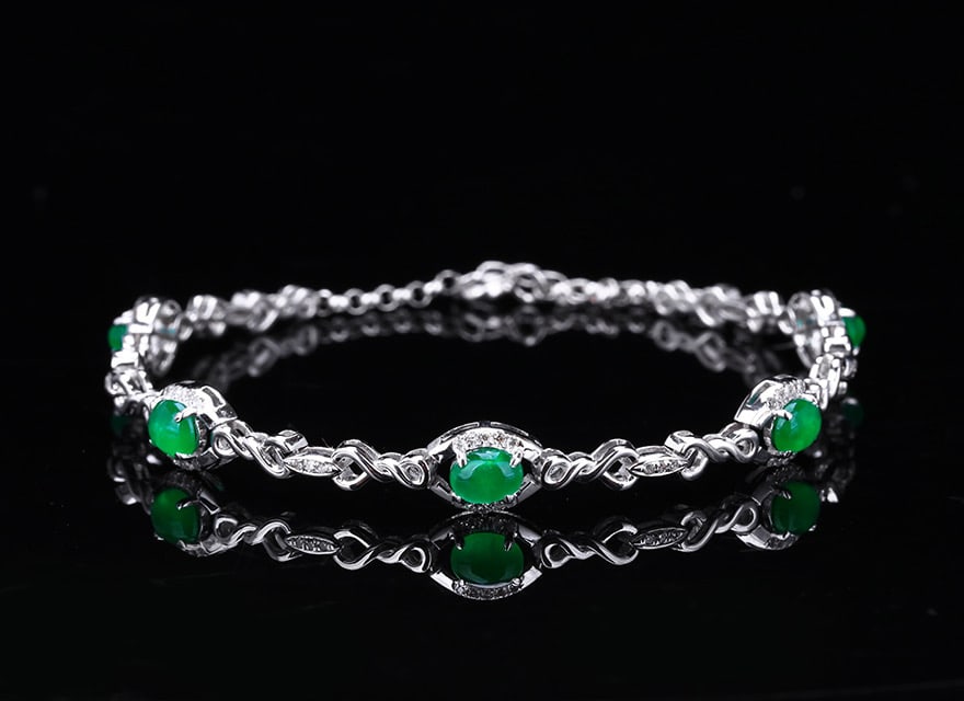 14k Gold 2.20 Ctw Vivid Green Natural Emerald & Diamond Bracelet: Ref:231034290 // gold content:14k gold // main gemstone:emerald // shape:oval // carat weight:2ct // color:vivid green // treatment:natural // // adjacent gemstone 2 : diamond // number of stones:68